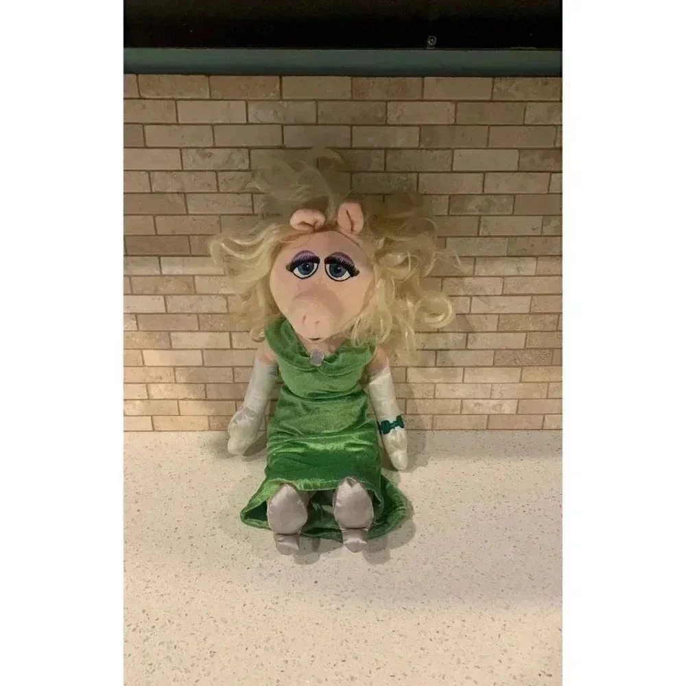 Disney Store The Muppets Most‎ Wanted Miss Piggy Plush. b24